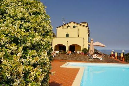 Casa Vacanze Santi Pietra Ligure Exterior foto